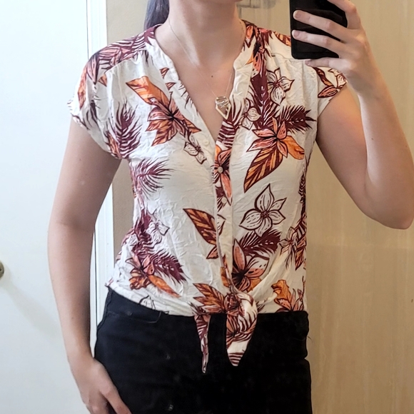 Apt. 9 Tops - BOGO🌟Soft Tropical Top